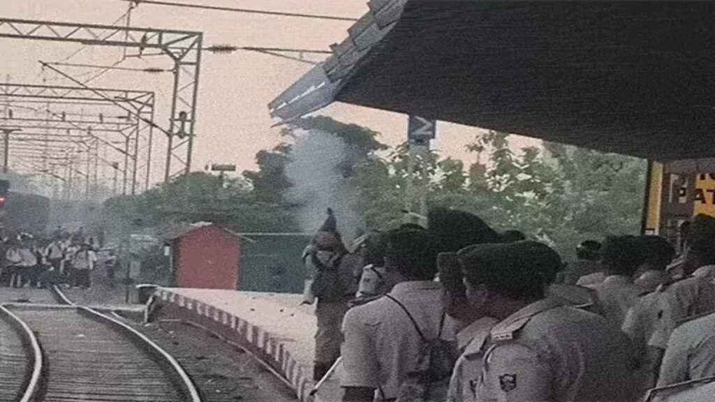 Bihar Police Exam में हंगामा, पाटलिपुत्र स्टेशन पर उग्र हुए अभ्यर्थी