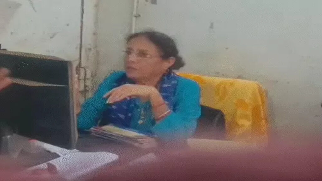 CG NEWS : बैंक में रिश्वत का खेल उजागर, VIDEO वायरल होने के बाद मैनेजर पर गिरी गाज