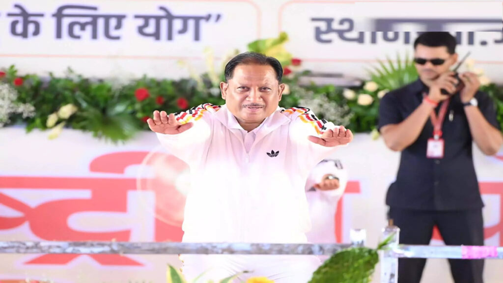 अंबिकापुर में योग दिवस का भव्य आयोजन: CM विष्णुदेव साय ने किया योग, स्वस्थ जीवन का दिया संदेश