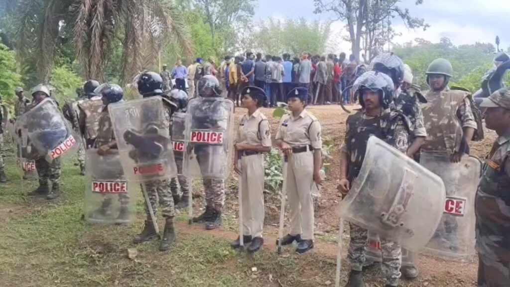 CG News : नारायणपुर में धर्मांतरण को लेकर बढ़ा विवाद, गांव में तनावपूर्ण माहौल, प्रशासन अलर्ट