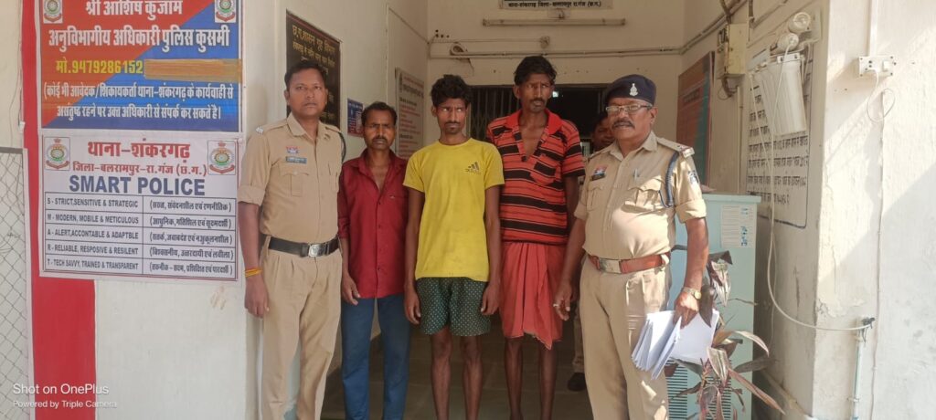 बलरामपुर : बंद वाहन में बैलों को क्रूरतापूर्वक भरकर ले जा रहे तीन आरोपी गिरफ्तार