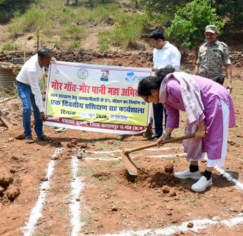 सूपढाका में पहाड़ी कोरवा परिवारों के बीच पहुंचीं कलेक्टर