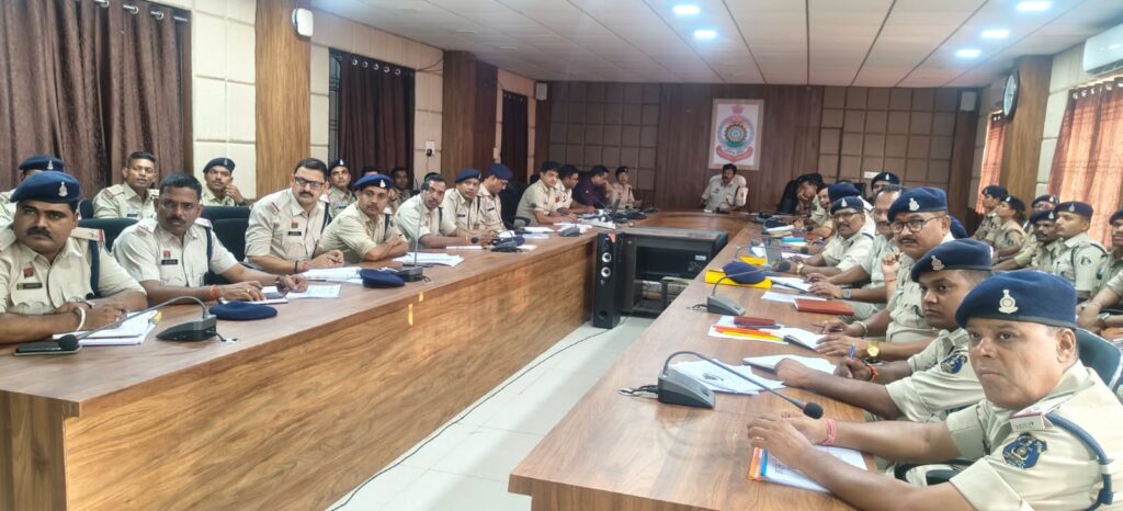 सूरजपुर में कप्तान के सख्त तेवर, अपराधियों की खैर नहीं! थाना प्रभारियों को अल्टीमेटम, लंबित प्रकरणों के शीघ्र निराकरण के निर्देश