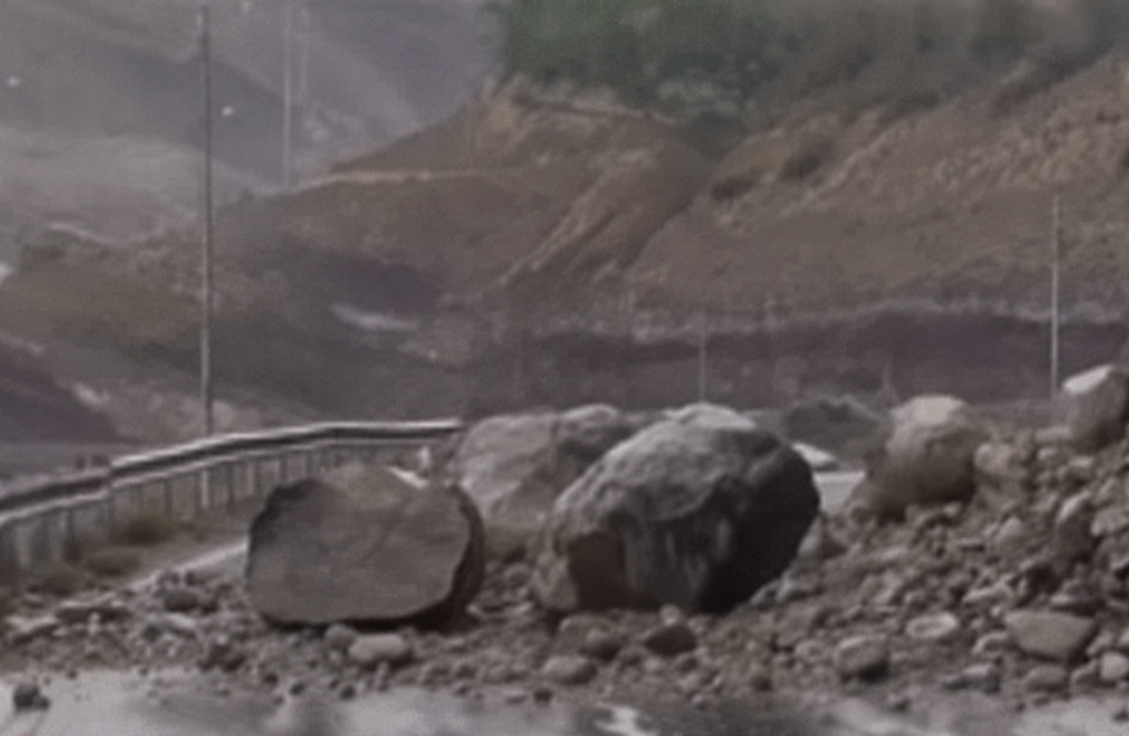 Landslides in Jammu & Kashmir and Uttarakhand; Kedarnath route closed : 16 राज्यों में ऑरेंज अलर्ट, जम्मू-कश्मीर और उत्तराखंड में लैंडस्लाइड से हालात गंभीर