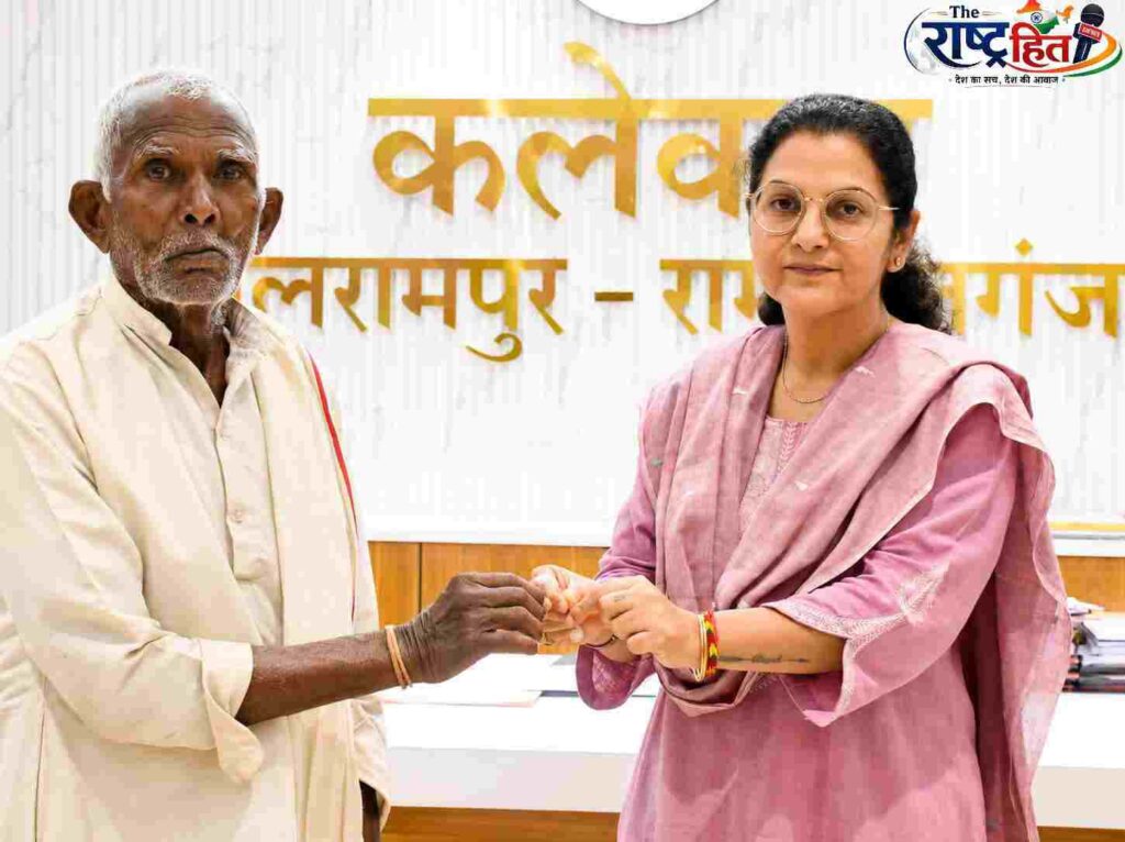बलरामपुर : कलेक्टर के हाथों श्रवण यंत्र पाकर भावुक हुए जमुना प्रसाद..