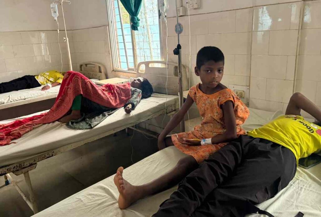 वाड्रफनगर जंगली मशरूम खाने से 9लोग बीमार, तीन बच्चे भी फूड पॉइजनिंग के शिकार वाड्रफनगर सिविल अस्पताल में सभी का इलाज जारी।