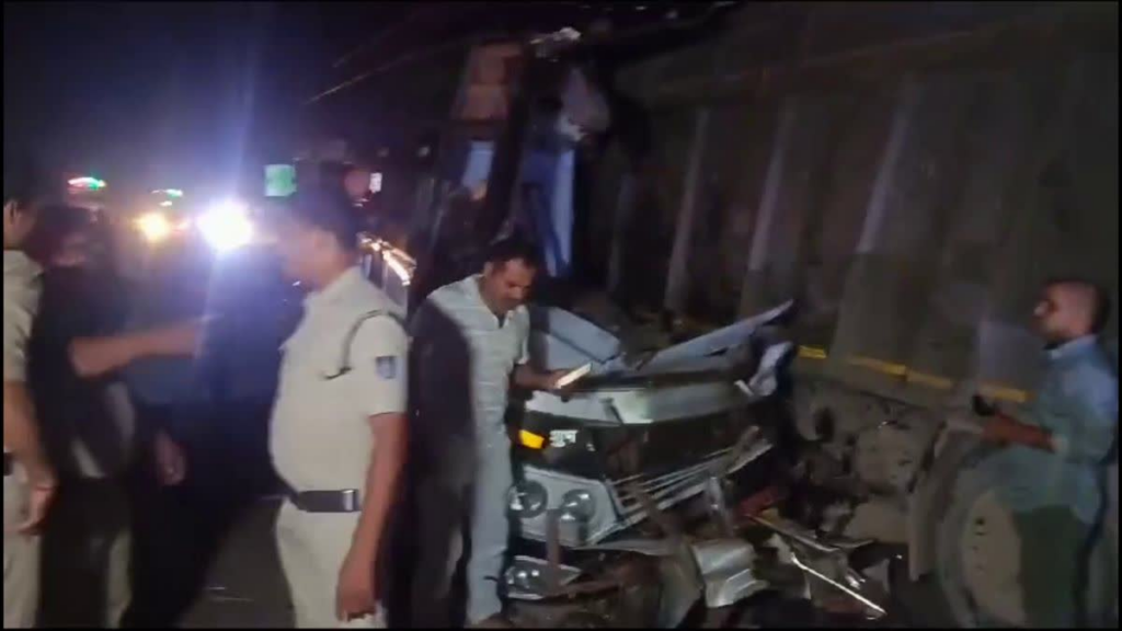 मैहर में भीषण सड़क हादसा: ट्रक से टकराई XUV, एक ही परिवार के 5 लोगों की मौत, एक गंभीर