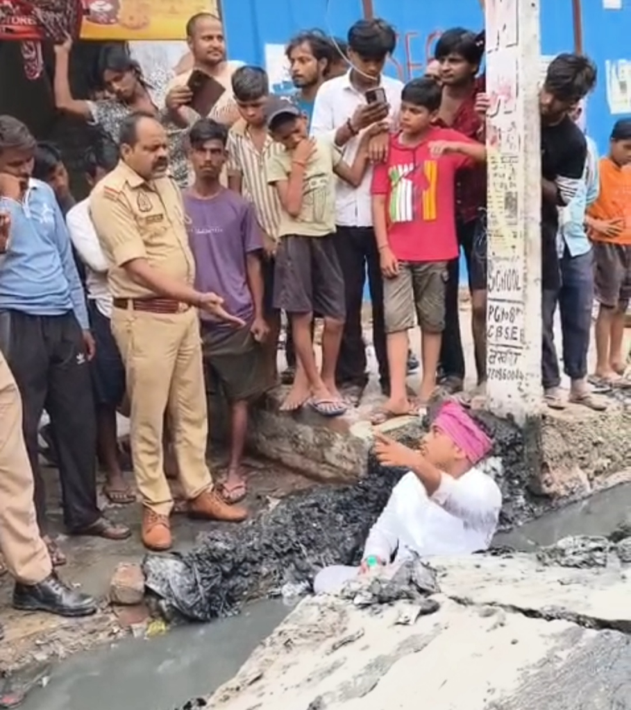 नाले में कुर्सी डालकर बैठा युवक, जलजमाव के विरोध का अनोखा तरीका देख जुट गई भीड़