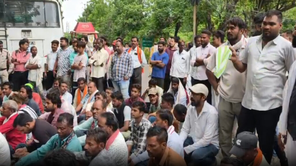 CG News : बुलडोजर कार्रवाई से नाराज़ ग्रामीणों ने मंत्री ओपी चौधरी के बंगले का किया घेराव, प्रशासन के खिलाफ नारेबाजी