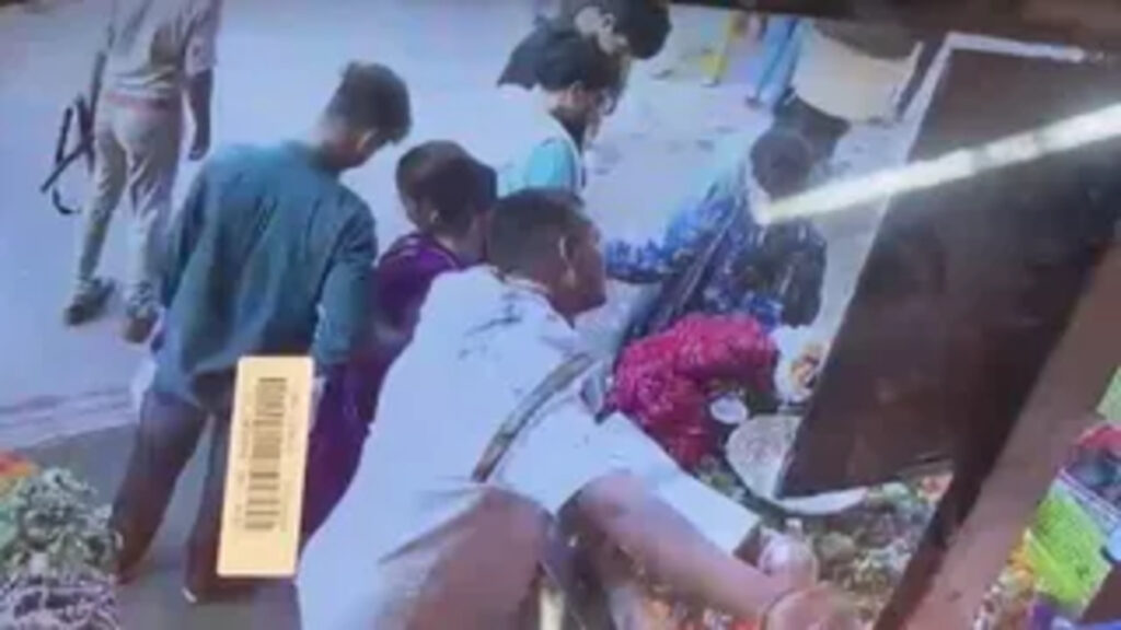 काशी विश्वनाथ मंदिर परिसर में चली गोली, पीएसी जवान की कार्बाइन से फायर; तीन लोग घायल