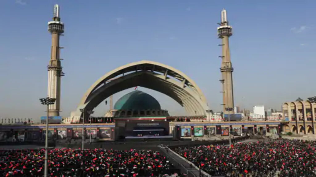 Ayatollah Ali Khamenei को श्रद्धांजलि देने उमड़े लाखों लोग, तेहरान में मातम का माहौल