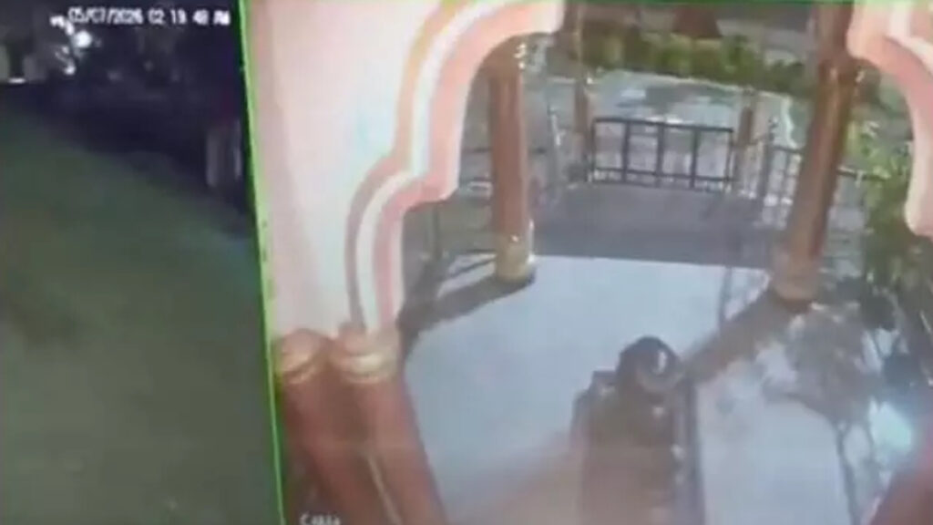 CG Crime News : महादेव मंदिर बना चोरों का निशाना, सीसीटीवी में कैद हुई चोरी की पूरी करतूत