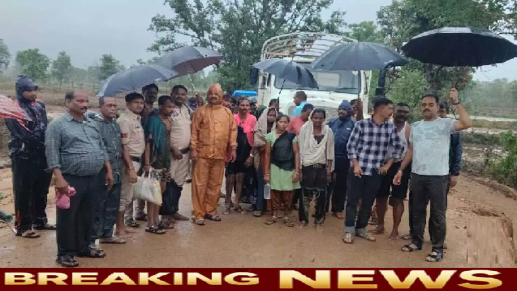 CG News : पेड़ का सहारा लेकर बचाई जान, बाढ़ में फंसे 14 मजदूरों को सुरक्षित निकाला गया