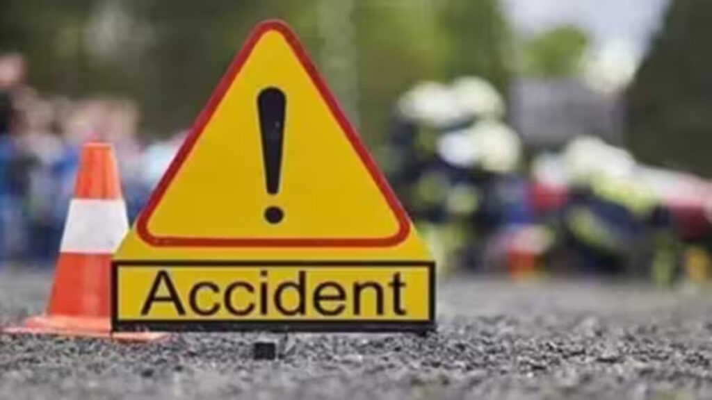 CG Accident News : भीषण सड़क हादसा’ ट्रक की चपेट में आए बाइक सवार युवक, दो की मौत, एक गंभीर घायल