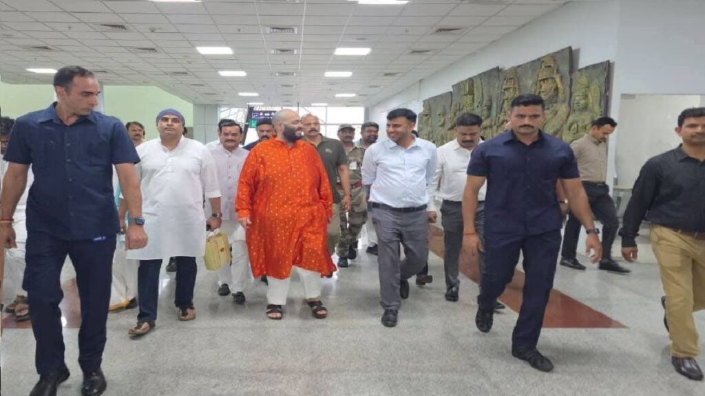 अनंत अंबानी की अगवानी पर मचा सियासी बवाल, पूर्व मंत्री राजा पटैरिया ने कलेक्टर पर उठाए सवाल