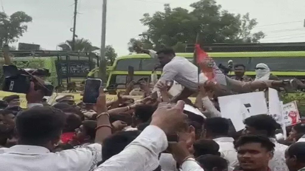 CG Politics : नकटी मुद्दे पर कांग्रेस का शक्ति प्रदर्शन, राजभवन मार्च के दौरान पुलिस से तीखी झड़प’ सड़क पर बैठकर जताया विरोध