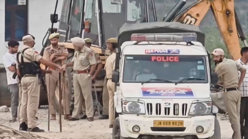 Bhaderwah Firing : डोडा में पुलिस कार्रवाई के दौरान ऑटो चालक की मौत, 4 SOG जवान घायल