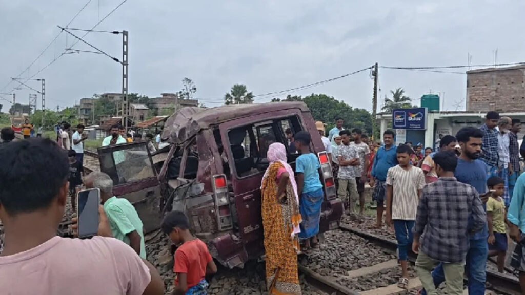 Murshidabad Train Accident: गोविंदपुर रेलवे फाटक पर ट्रेन से टकराई स्कूली वैन, मचा हड़कंप