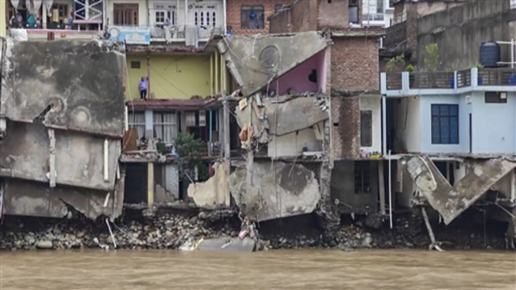 Jammu Kashmir Rain : मौसम बना आफत, जम्मू-कश्मीर में बारिश से जनजीवन अस्त-व्यस्त