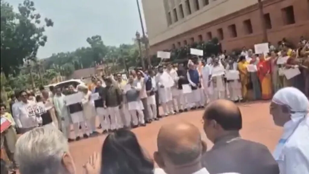 संसद परिसर में पेपर लीक पर हंगामा: संसद के मकर द्वार पर सियासी संग्राम, NEET पेपर लीक को लेकर भिड़े सत्ता और विपक्ष