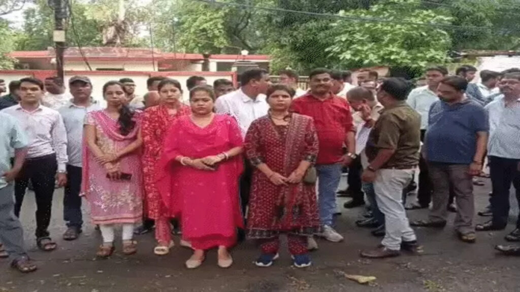 CG NEWS : ₹17 करोड़ मुआवजा घोटाले में प्रशासन का शिकंजा, 8 कर्मचारियों से पूछताछ बाकी, कर्मचारियों का विरोध प्रदर्शन शुरू