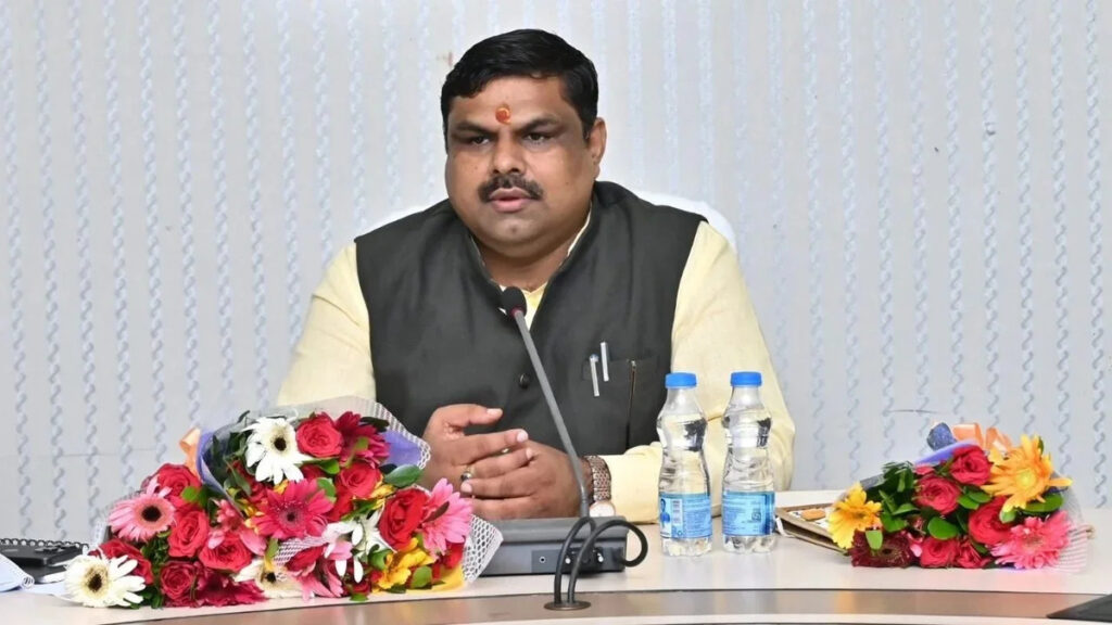 छत्तीसगढ़ VSK App को लेकर गरमाया विवाद, शिक्षा मंत्री ने कहा- छात्रों और शिक्षकों की सुविधा सर्वोपरि