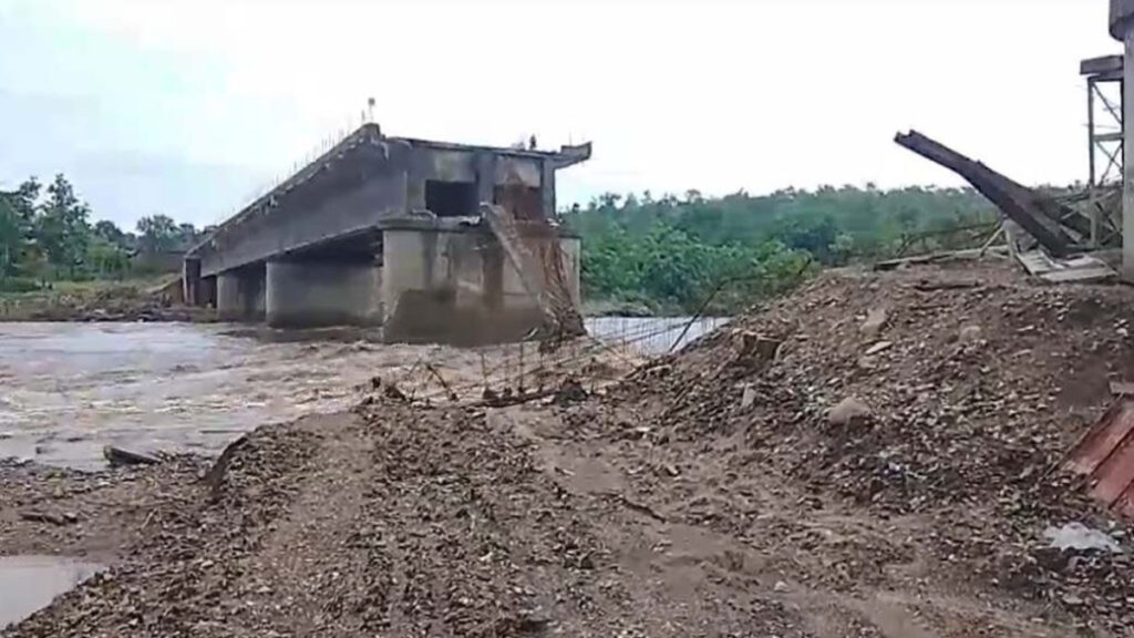 CG Weather News : बारिश बनी आफत’ उदंती नदी पर निर्माणाधीन पुल बहा, छत्तीसगढ़ और ओडिशा के बीच आवाजाही प्रभावित