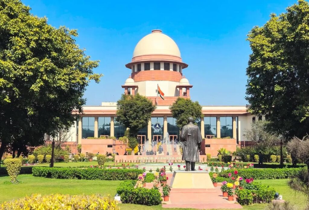 Supreme Court Railway Compensation : रेलवे को सुप्रीम कोर्ट की नसीहत: भीड़भाड़ वाली ट्रेनों में बढ़ाएं सुरक्षा और स्टाफ