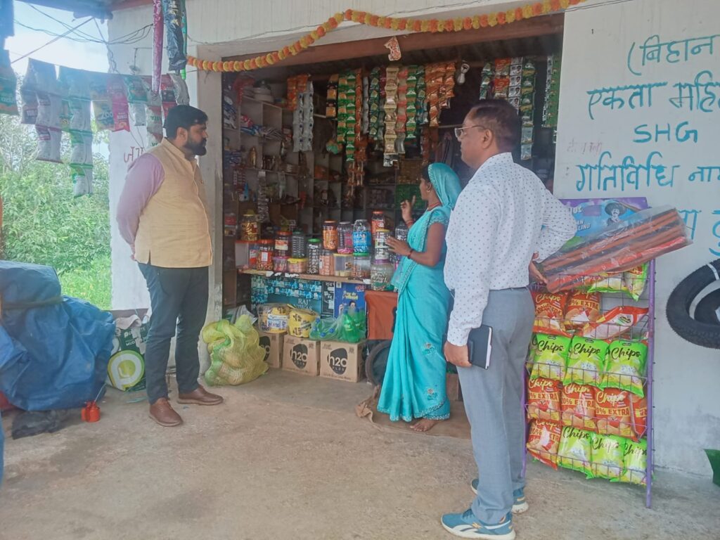 ग्रामीण महिलाओं के स्वरोजगार को सशक्त बनाने लगातार गांवों का भ्रमण कर रहे जिला पंचायत सीईओ