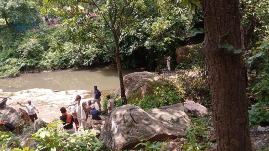 CG News: बच्छराज कुंवर धाम में 22 वर्षीय युवक का मिला शव, नदी में तैरता मिला, दो दिन से था लापता