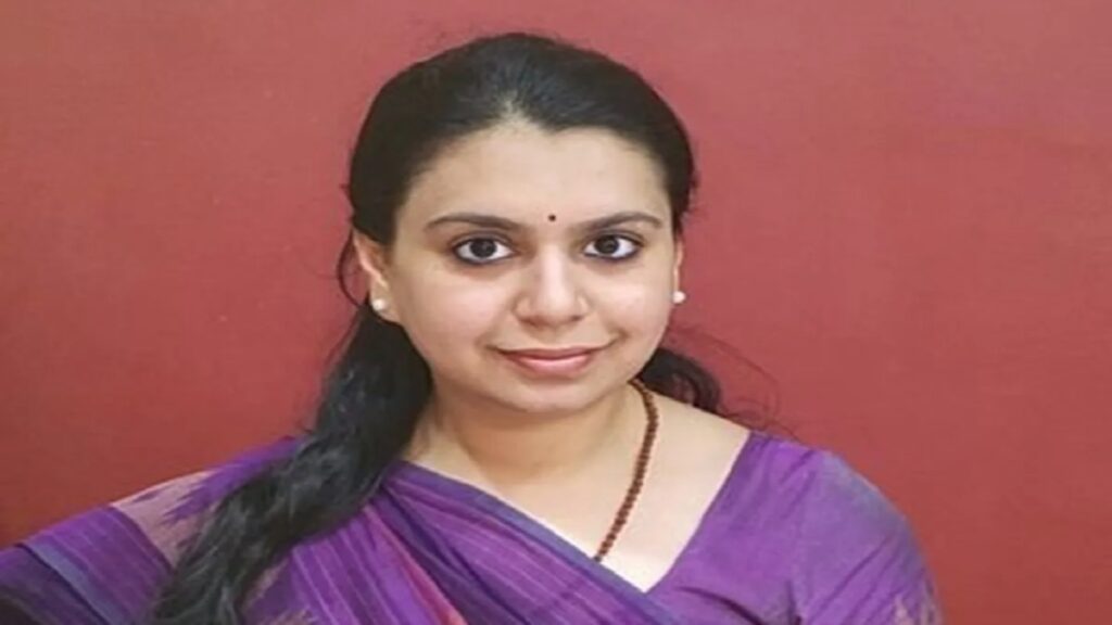 IAS दिव्या मित्तल ने दिया इस्तीफा, IIT-IIM से पढ़ाई के बाद लंदन में की थी नौकरी; भावुक पोस्ट में बताई वजह