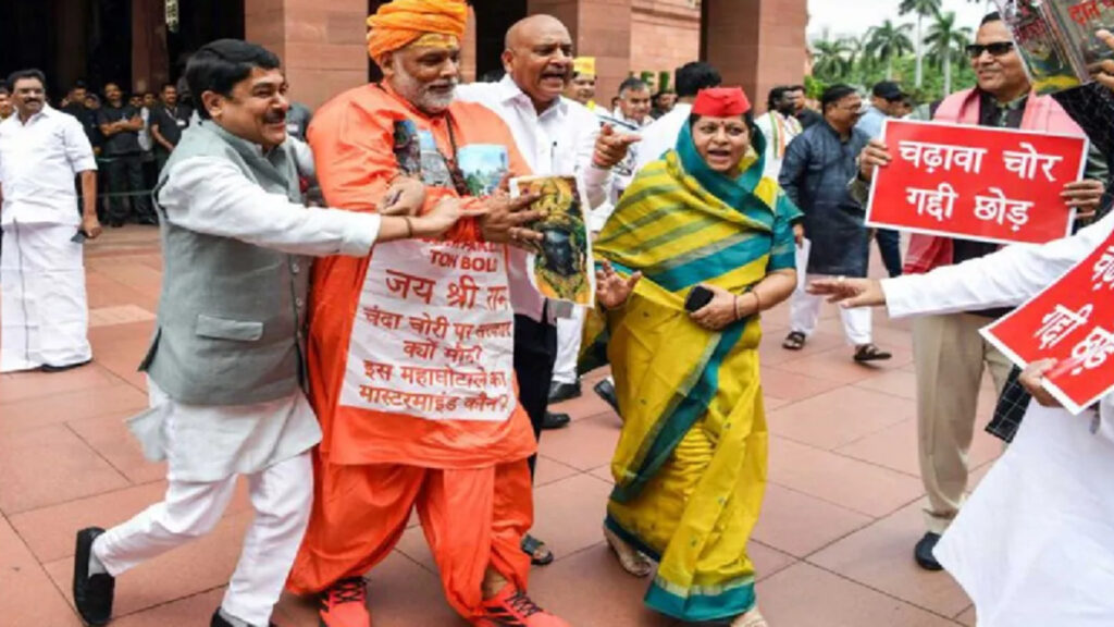 Pappu Yadav Protest : साधु के भेष में पहुंचे Pappu Yadav, धार्मिक प्रतीकों के अपमान का आरोप