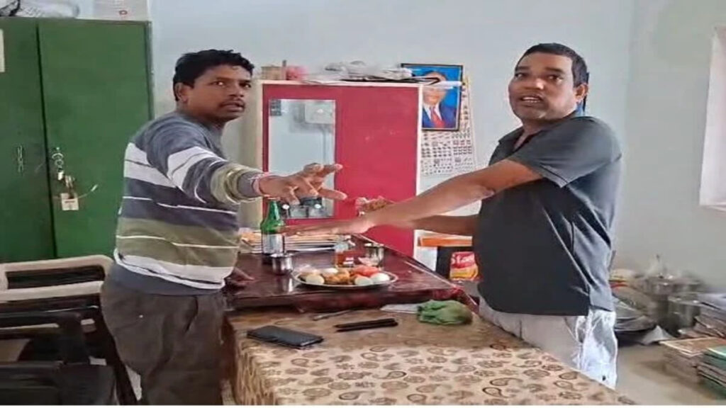 CG News : वायरल वीडियो से मचा हड़कंप, सरकारी स्कूल के दो शिक्षकों पर ड्यूटी के दौरान शराब पीने के आरोप, जांच शुरू