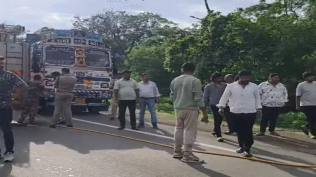 CG Accident : दोस्ती का जश्न मातम में बदला’ घूमने निकले युवकों को ट्रक ने मारी टक्कर, बाइक 200 मीटर तक घसीटी
