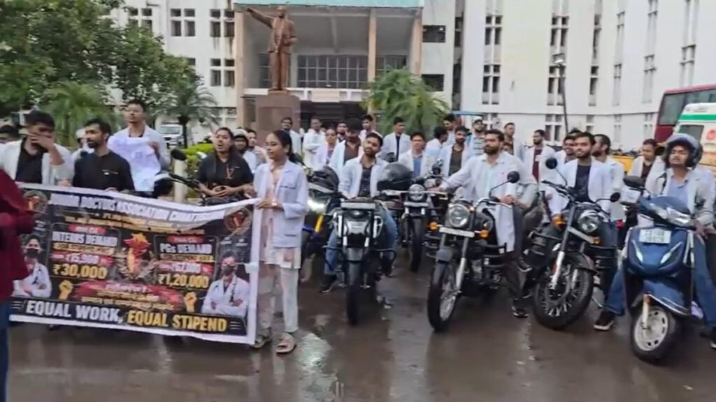 रायपुर में MBBS इंटर्न डॉक्टरों की अनिश्चितकालीन हड़ताल, ₹30 हजार स्टाइपेंड की मांग को लेकर बाइक रैली