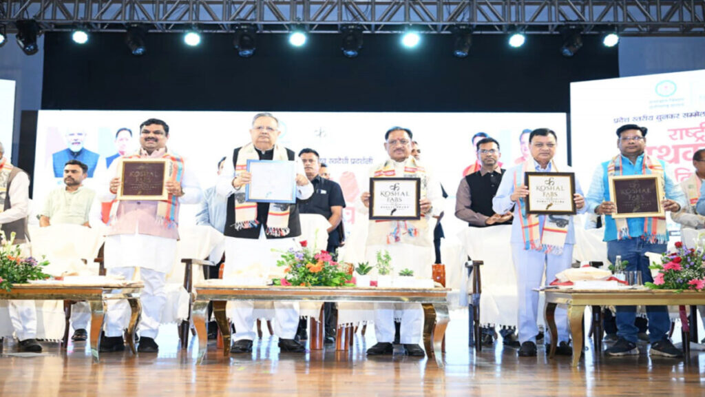 छत्तीसगढ़ को मिला अपना हैंडलूम ब्रांड ‘कोशल फैब’, CM Sai’ ने किया लॉन्च, सरेंडर महिलाओं ने किया शानदार प्रदर्शन