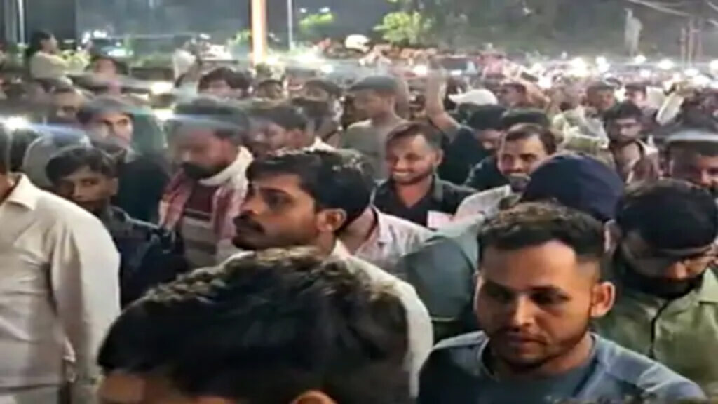 Jharkhand Student Protest : झारखंड में JPSC-JSSC परीक्षा विवाद ने पकड़ा तूल, 16वें दिन भी छात्रों का धरना जारी’ आज फिर सरकार से होगी बातचीत