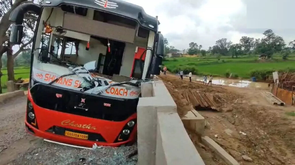 CG Bus Accident : छत्तीसगढ़ में बड़ा हादसा टला’ श्रद्धालुओं से भरी बस दुर्घटनाग्रस्त, 54 यात्रियों की बची जान