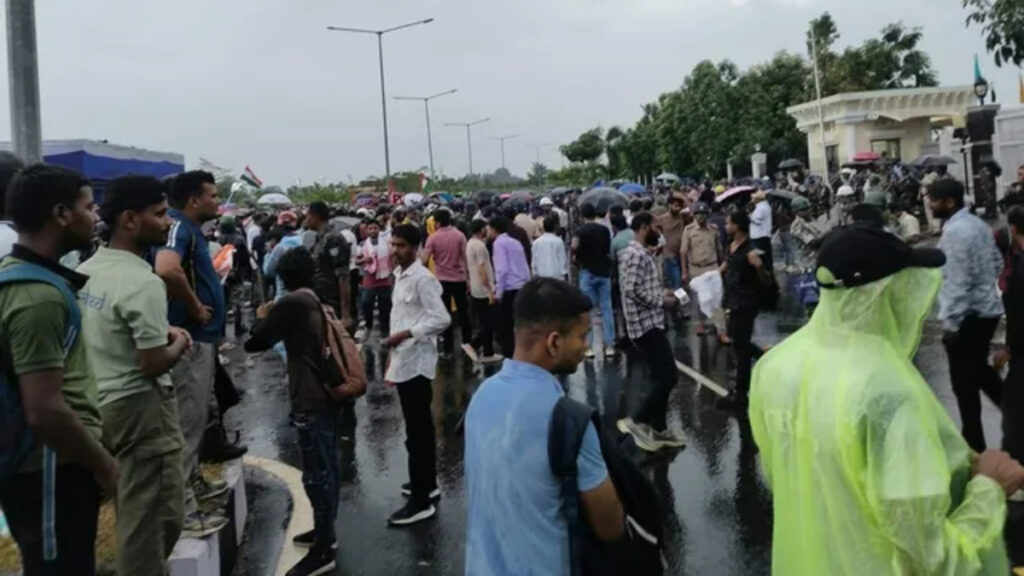 Ranchi Student Protest : छात्र आंदोलन को लेकर रांची में हाई अलर्ट, विधानसभा गेट पर डटे प्रदर्शनकारी’ सुरक्षा बढ़ाई गई