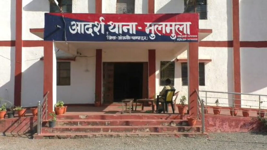 CG News : छत्तीसगढ़ में पुलिस को चकमा देकर आरोपी फरार, ड्यूटी पर तैनात आरक्षक सस्पेंड, तलाश तेज