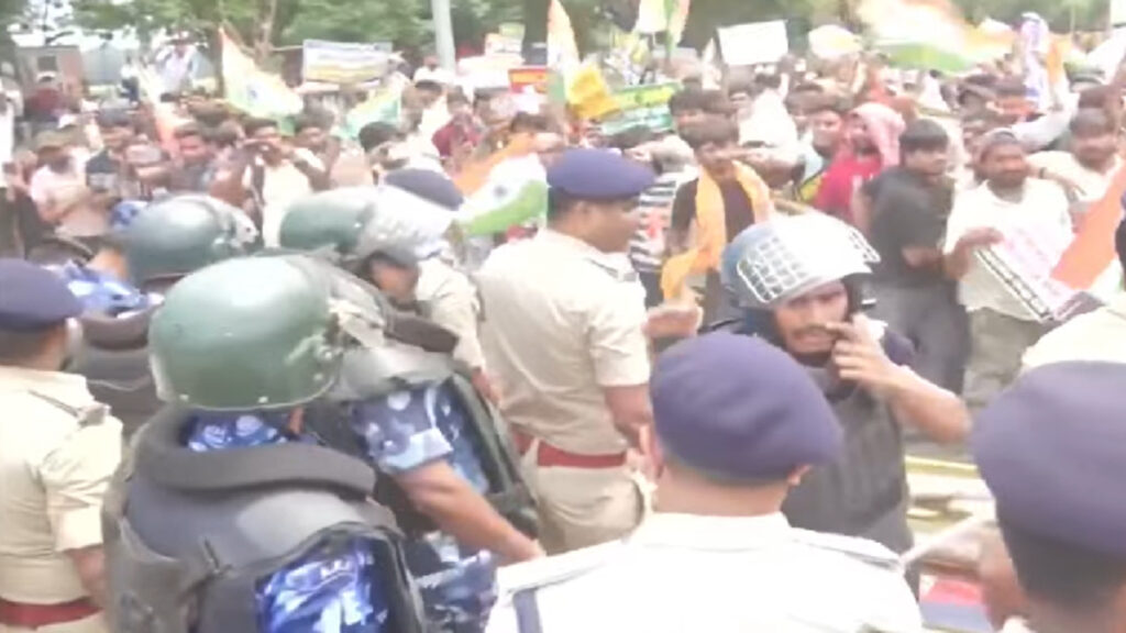 BPSC TRE 4 : पटना में छात्रों का हंगामा, गांधी मैदान की बैरिकेडिंग तोड़ी; डाकबंगला में भी प्रदर्शन