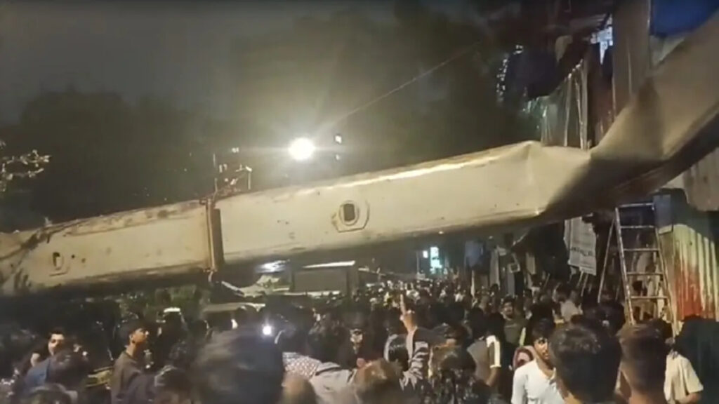 Mumbai Kurla Crane Accident : क्रेन पलटने से मचा हड़कंप, रेलवे लाइन और आसपास के मकान हुए प्रभावित