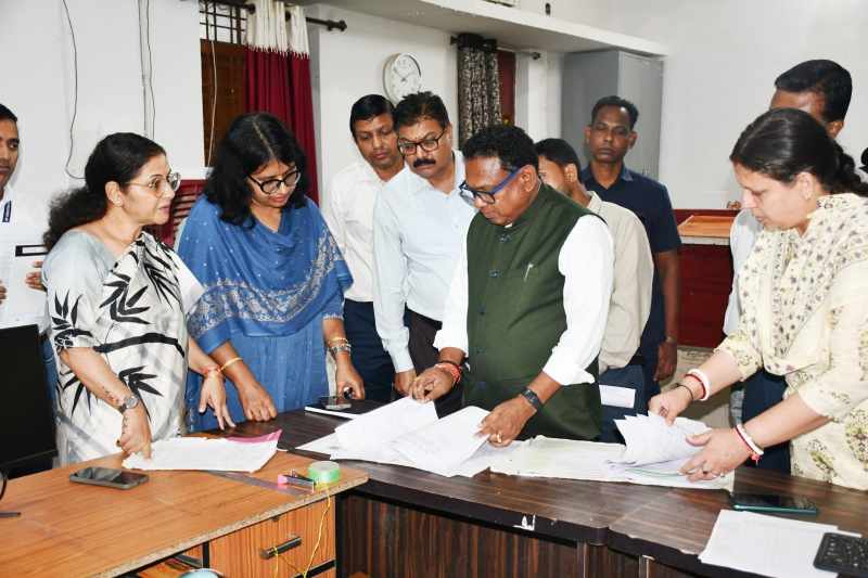 बलरामपुर में डिजिटल और पारदर्शी प्रशासन की दिशा में बड़ा कदम, संभागायुक्त ने कलेक्टर कार्यालय की कार्यप्रणाली परखी