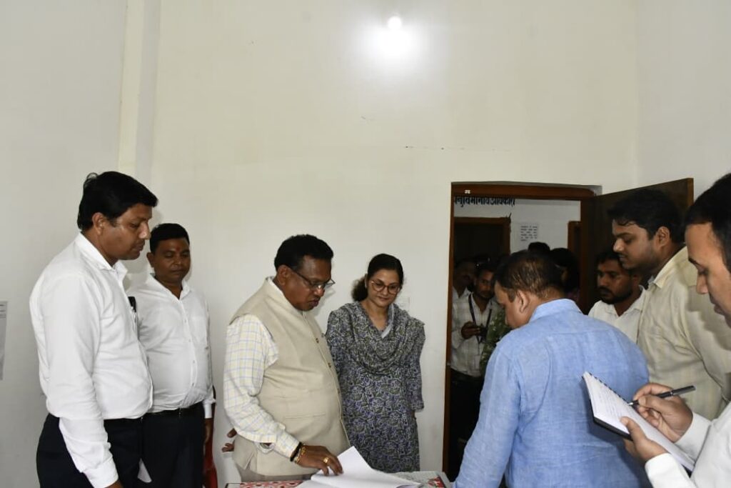 *संभागायुक्त श्री दुग्गा ने रामानुजगंज एसडीएम एवं तहसील कार्यालय का किया निरीक्षण*