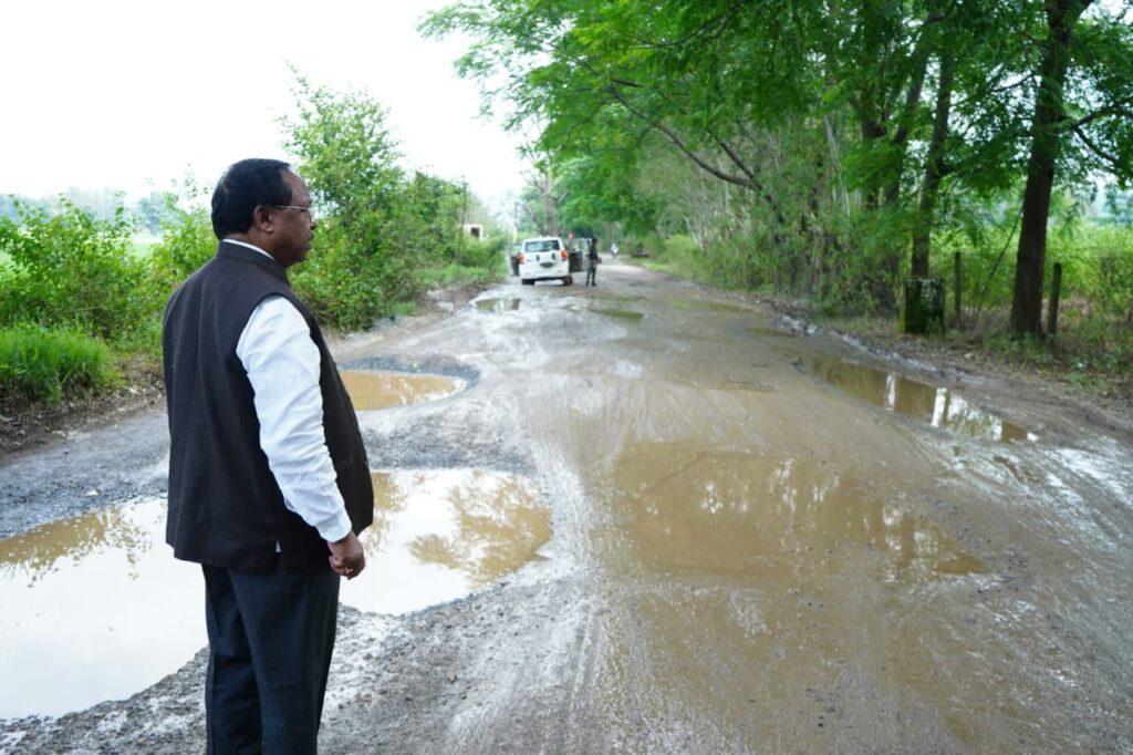 गड्ढों में तब्दील प्रतापपुर सेमरसोत PWD रोड देखकर भड़के कृषि मंत्री, कलेक्टर को दिए कार्रवाई के निर्देश, शिक्षक दिवस कार्यक्रम में खस्ताहाल सड़क के कारण 2 घंटे लेट से पहुंचे मंत्री रामविचार नेताम ने खुद देखी सड़क की बदहाली, जिम्मेदार अधिकारियों पर कार्रवाई के साथ जल्द मरम्मत के निर्देश
