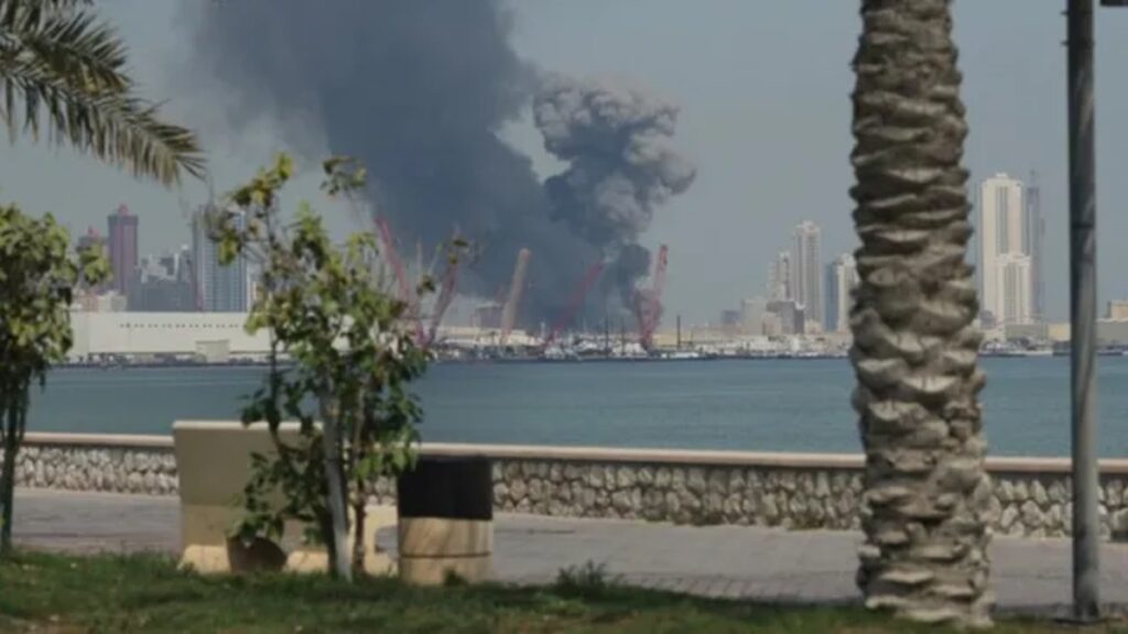 Iran Attack on Bahrain: बहरीन में अमेरिकी नौसेना के बेस पर ईरान का बड़ा हमला, भारी नुकसान के बाद मरम्मत पर मंथन