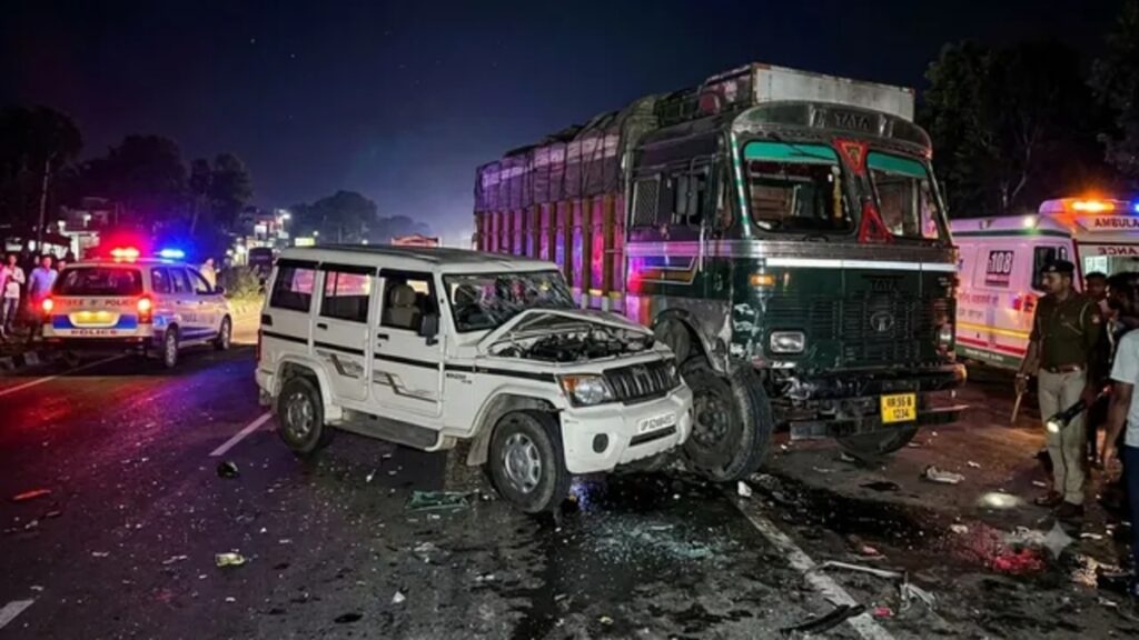 Bhandara Road Accident: ट्रक से भिड़ी तेज रफ्तार बोलेरो, तीन बच्चों समेत 8 लोगों की मौत