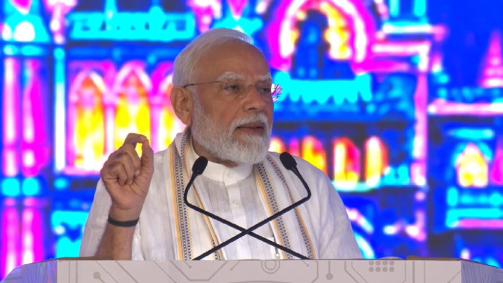 PM Modi Gujarat Visit 2026 : गुजरात में PM मोदी का Gen-Z से संवाद, Y-रैंप पर चलकर पहुंचे युवाओं के बीच