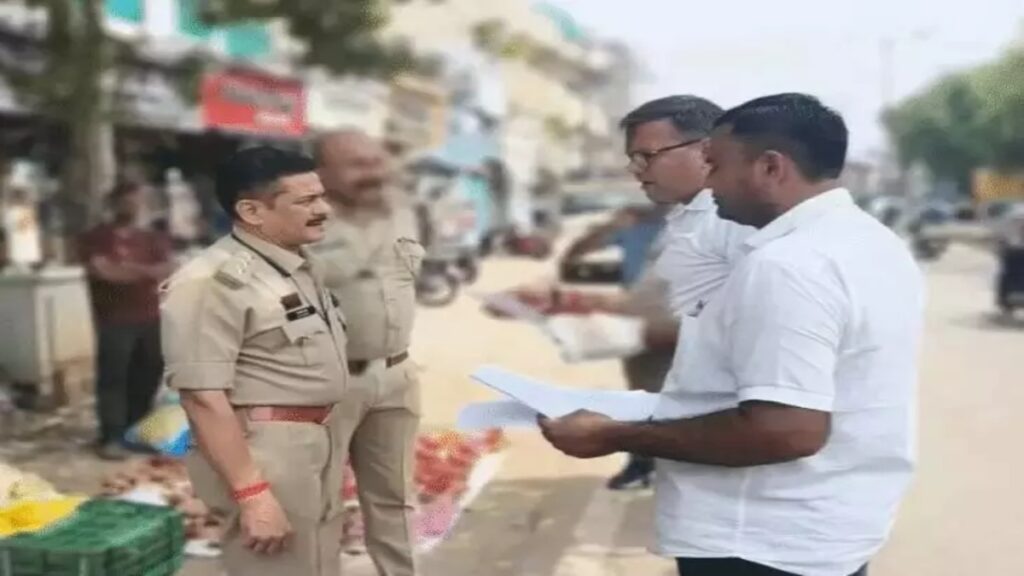 CG News : सड़क पर दंडवत करते दिखे गौ सेवक, पुलिस ने रोका रास्ता’ मचा हड़कंप