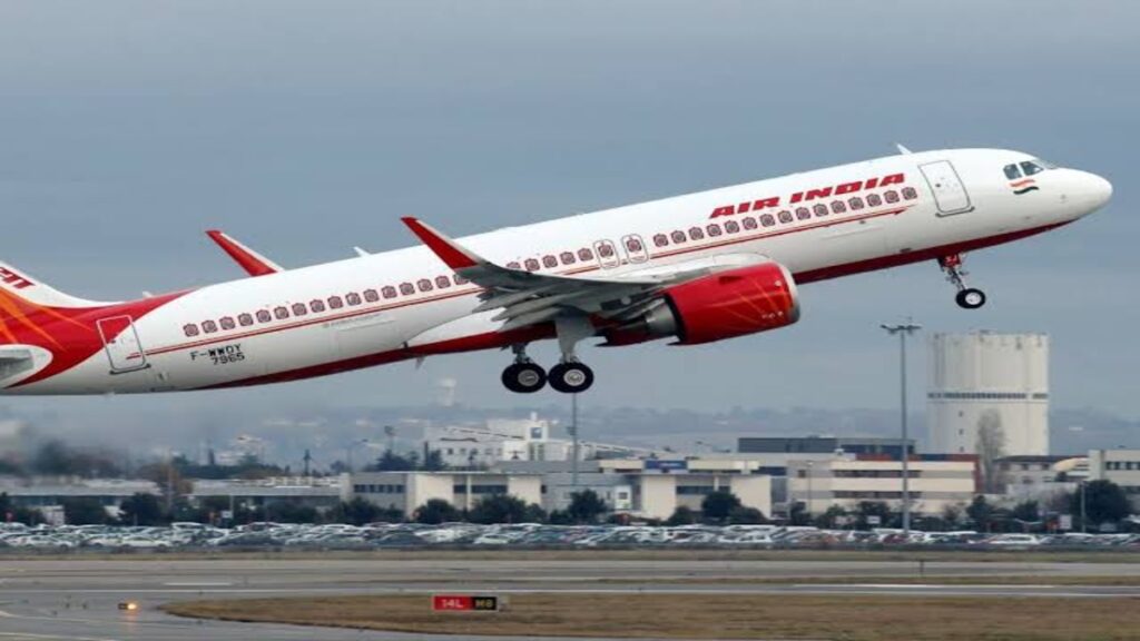 CG Flight News : हवा में विमान का एक इंजन हुआ फेल, पायलट ने दिखाई सूझबूझ और मांगी इमरजेंसी लैंडिंग की अनुमति, एयरपोर्ट पर मचा हड़कंप